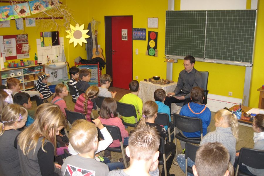 Foto: Der heimische SPD Landtagsabgeordnete Tobias Eckert bei einem der vorherigen Vorlesetage in Löhnberg.